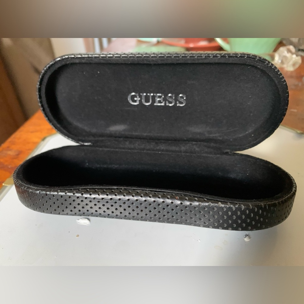 Guess lens case in black